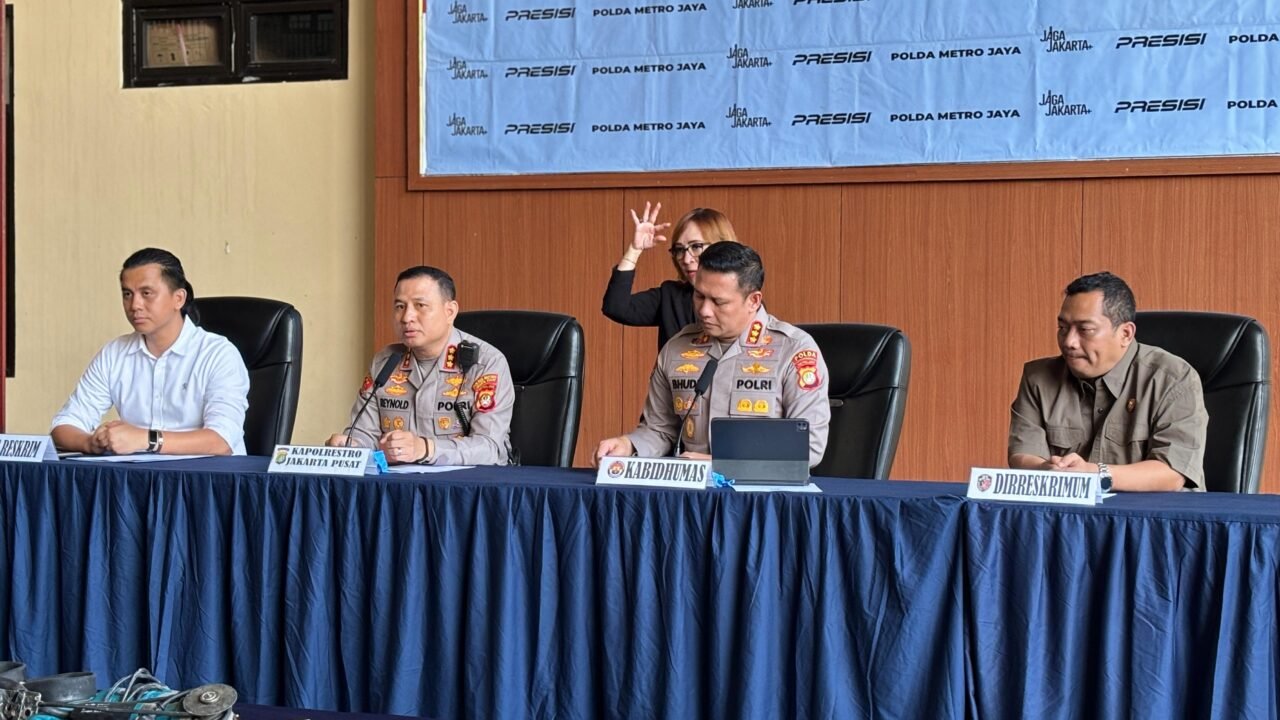 Kasat Reskrim Polres Metro Jakarta Pusat AKBP Roby Heri Saputra dalam rilis perkara Percetakan Mau Print di Polres Metro Jakarta Pusat, Jumat, 26 Juni 2026.
