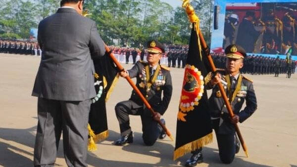 Momen simbolis penyerahan Tanda Kehormatan Nugraha Sakanti pada peringatan Hari Bhayangkara ke-80.