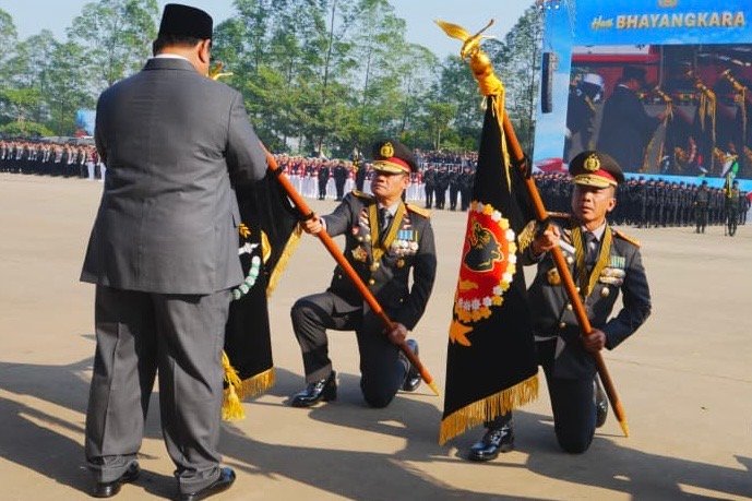 Momen simbolis penyerahan Tanda Kehormatan Nugraha Sakanti pada peringatan Hari Bhayangkara ke-80.