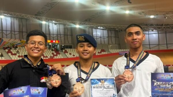 Tiga atlet Batalyon C Pelopor Satuan Brimob Polda Metro Jaya berfoto bersama usai meraih prestasi di Kejuaraan Taekwondo Kasau Cup TNI/Polri Nasional 2026.