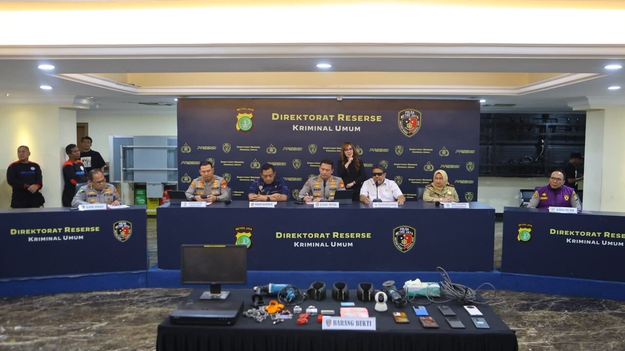 Kabid Dokkes Polda Metro Jaya Kombes Pol dr. Martinus Ginting, Sp.P. dalam konferensi pers perkembangan penanganan perkara Percetakan Mau Print di Polda Metro Jaya, Jumat, 3 Juli 2026.