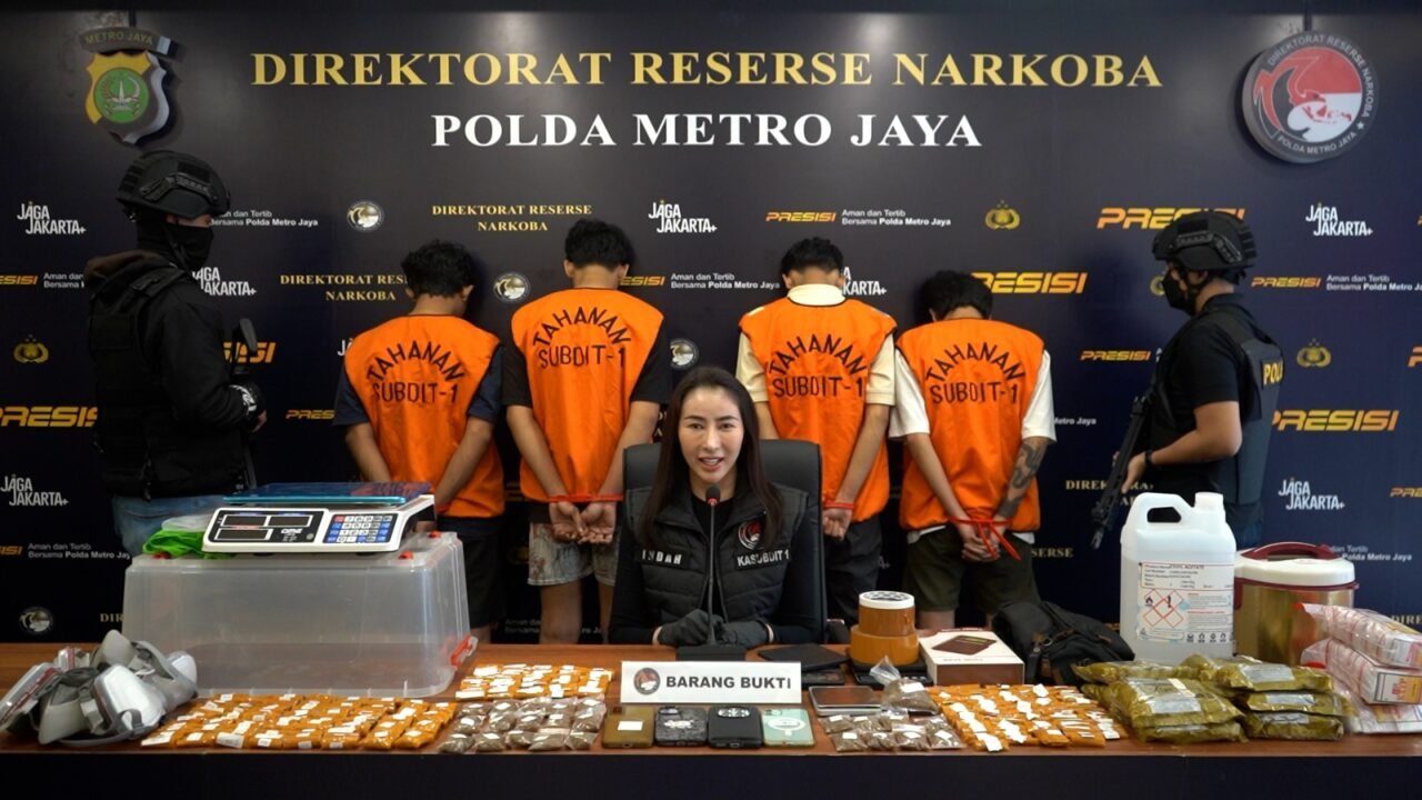 Polda Metro Jaya Menggagalkan Sindikat Pengedar Tembakau Sintetis Seberat 995 Gram Disebuah Dipemukiman Padat Yang Diedarkan Melalui Media Sosial