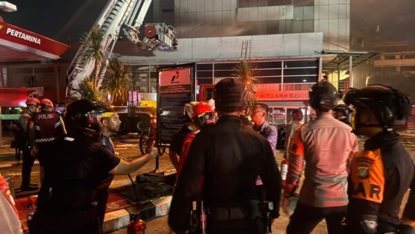 Brimob Polda Metro Jaya Bantu Penanganan Kebakaran Gedung Bapenda DKI