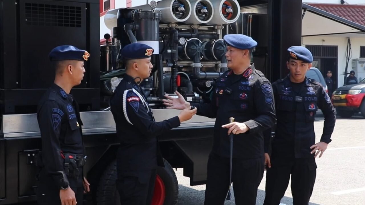 Brimob Polda Jateng Kembali Salurkan Air Bersih untuk Warga Terdampak Kekeringan di Semarang