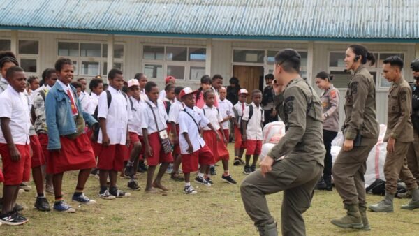 Bermain dan Belajar Bersama Anak, Satgas Kepolisian Operasi Damai Cartenz Berikan Dukungan Psikologis di SD Inpres Kago