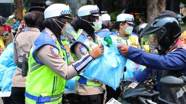Jumat Peduli, Polda Metro Jaya Berbagi dengan Pengemudi Ojol