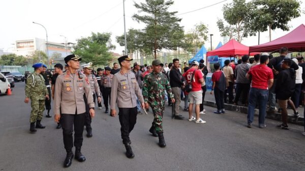 Polisi Jaga Kenyamanan Warga Nikmati Sepak Bola dan Kuliner di Stadion Patriot