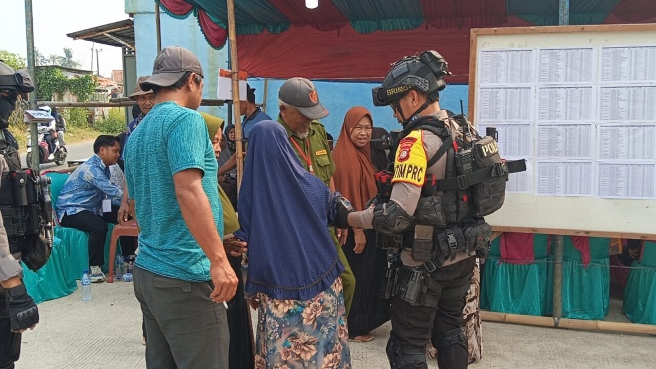 Brimob Polda Metro Jaya Patroli TPS, Jaga Kamtibmas Pilkades Serentak di Bekasi