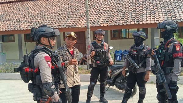 Brimob Polda Metro Jaya Patroli ke TPS Jaga Kamtibmas Pilkades di Bekasi