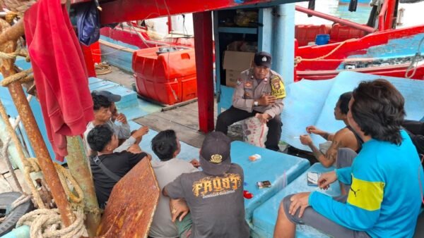 Polisi Sambangi ABK Muara Angke, Sampaikan Pesan Keselamatan