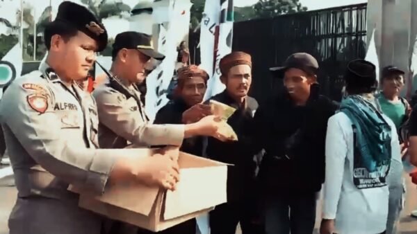Pelayanan Humanis, Polisi Berbagi Roti dan Air di Tengah Aksi