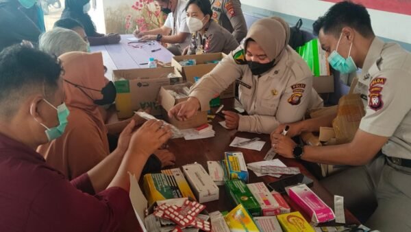 Hadir di Tengah Krisis: Polda Kalbar Gelar Bakti Kesehatan dan Salurkan Air Bersih Bagi Warga