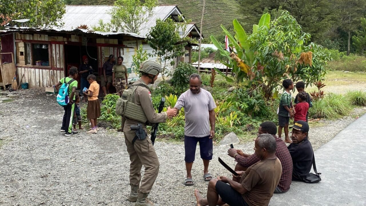 Patroli Humanis Satgas Damai Cartenz Jaga Kamtibmas di Distrik Muara Puncak Jaya
