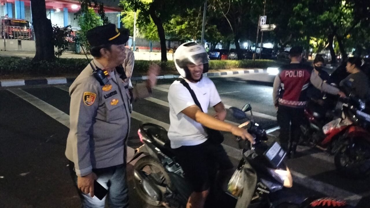 Polsek Senen Gelar Razia Cipta Kondisi Dini Hari, Sasar Narkoba hingga Senjata Tajam