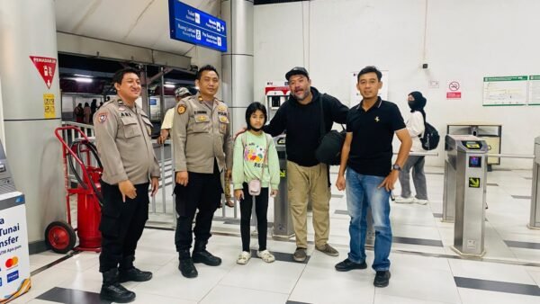 Kehilangan Bekal Perjalanan, Polsek Ciputat Timur Bantu Warga dan Putrinya Pulang ke Yogyakarta