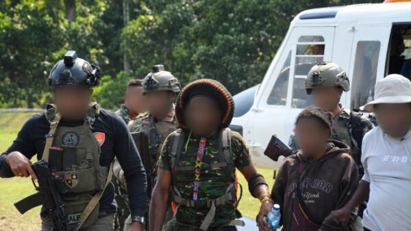 Satgas Kepolisian Ops Damai Cartenz-2026, Polres Mimika, dan Tokoh Masyarakat Berhasil Evakuasi Korban Sandera KKB dari Kampung Bela 1 ke Timika