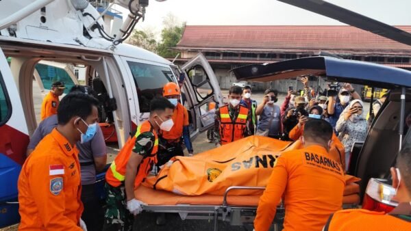 30 MIL LAUT DARI DARAT, HELIKOPTER POLRI EVAKUASI JENAZAH KORBAN KM VIRGO TRANSPORT 8