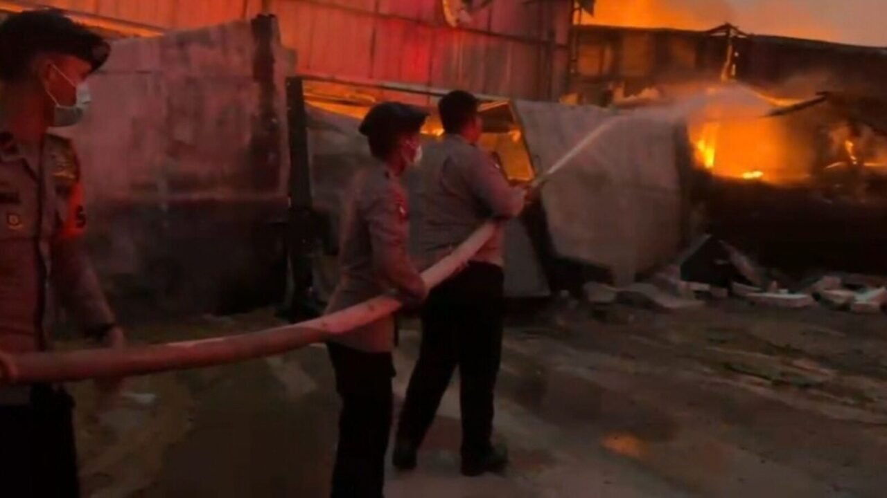 Brimob Polda Metro Jaya Bantu Pemadaman Kebakaran 26 Gudang di Kosambi