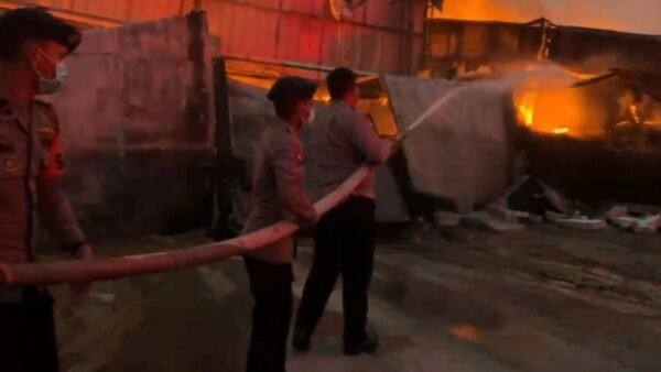 Brimob Polda Metro Jaya Bantu Pemadaman Kebakaran 26 Gudang di Kosambi