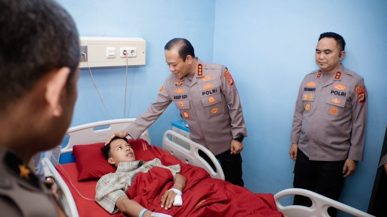 Menguatkan Anggota yang Terluka, Kapolda Metro Jaya Kunjungi RS Polri