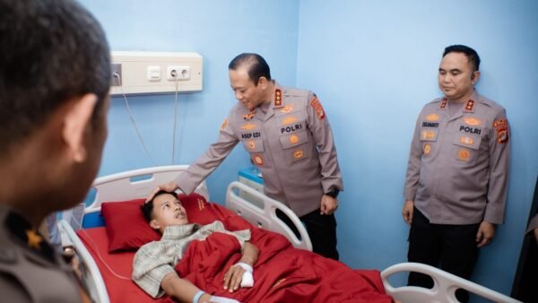 Menguatkan Anggota yang Terluka, Kapolda Metro Jaya Kunjungi RS Polri