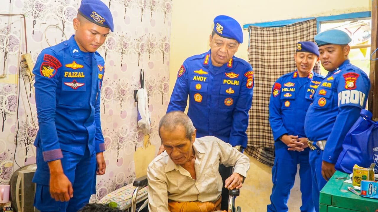 Polairud Polda Metro Jaya Salurkan Bantuan Kursi Roda dan Sembako kepada Warga Pluit