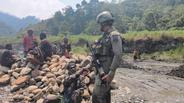 PERERAT KEDEKATAN DENGAN WARGA, SATGAS DAMAI CARTENZ GELAR PATROLI HUMANIS DI KAMPUNG WANDOGA