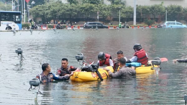Keselamatan masyarakat adalah prioritas utama, Enam Orang Dapat Pelayanan Kesehatan di Bundaran HI